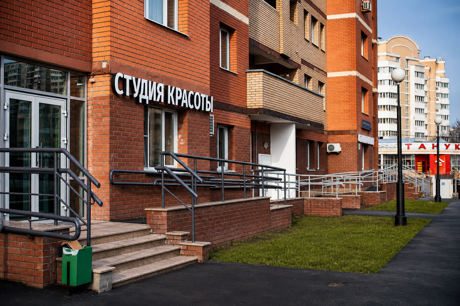 Вход в студию — вывеска «Студия красоты»